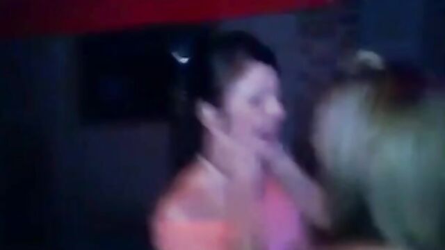 Kissing Cousins are having great time together in one bed - 1 image