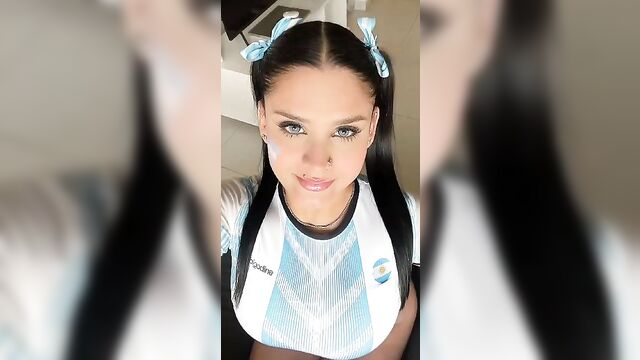 Sister's cosplay in a Lionel Messi uniform - 1 image