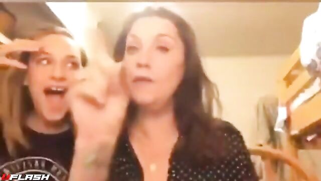 Pretty Mom flashes on daughters live stream - 1 image